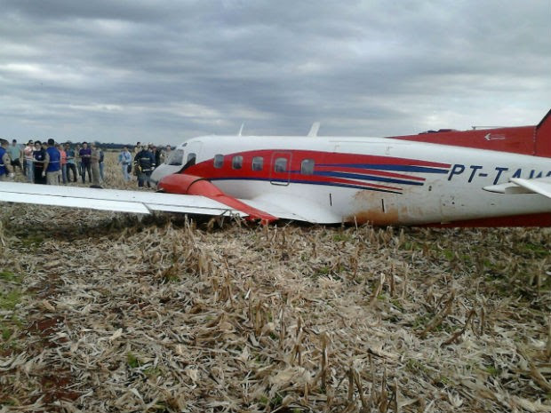 Avião caiu em meio a uma plantação, na área rural de Foz do Iguaçu (Foto: Emerson de Jesus/ RPC TV )