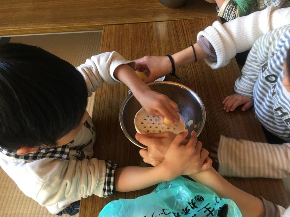The Mitten ロシアのお話とベラルーシ料理 日記 片山パーティ 千葉市美浜区 稲毛区 歌と絵本で自然に英語を学ぶ 幼児 子ども英語教室 子供英会話 ひろば Labo 幼児教室 英語教室なら ラボ パーティ
