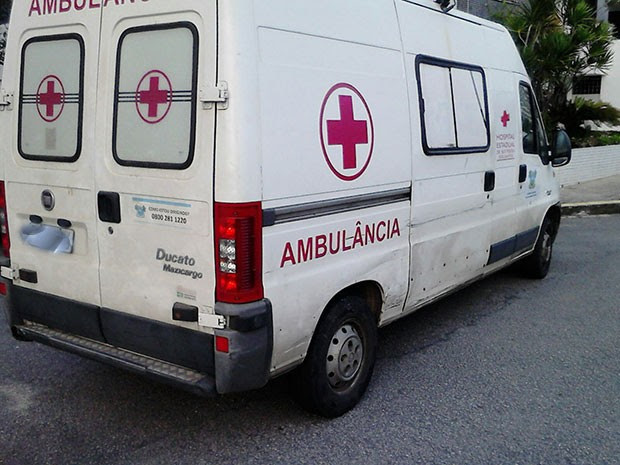 Ambulância estava com documentação atrasada e foi recolhida em Natal (Foto: Divulgação/Polícia Militar do RN)