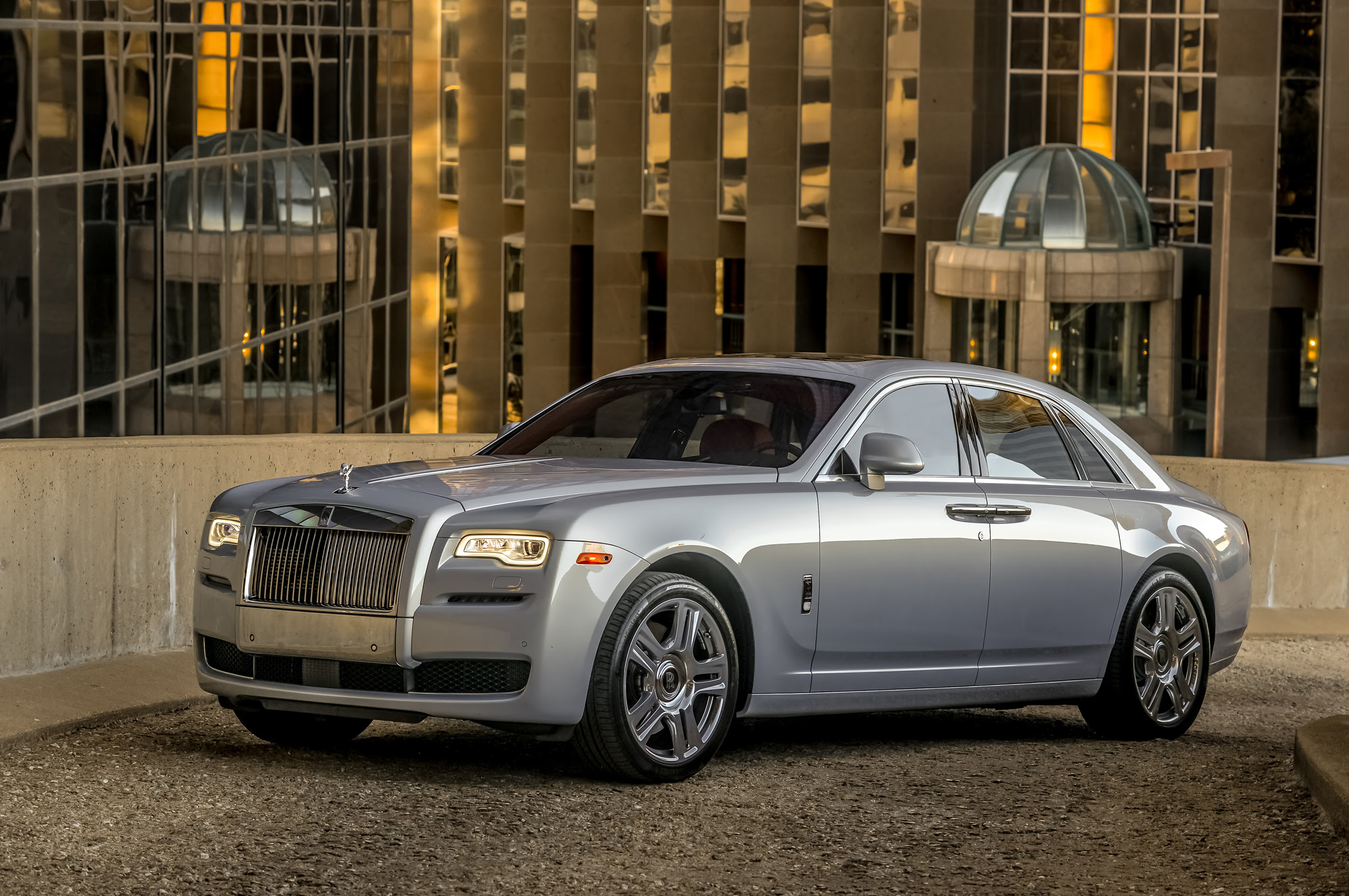 2015-Rolls-Royce-Ghost-Series-II-front-three-quarter-07
