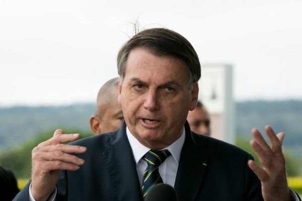 Bolsonaro sanciona, com vetos, dispensa de licitação em compras na pandemia