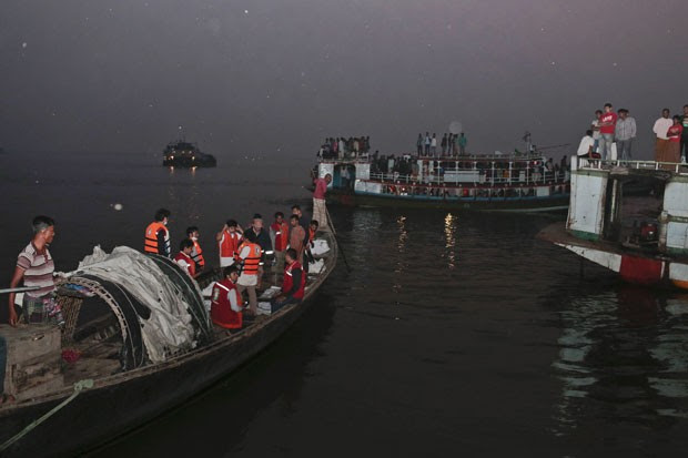 Equipe de resgate trazem corpos de vítimas do acidente em Bangladesh (Foto: A.M. Ahad/AP)