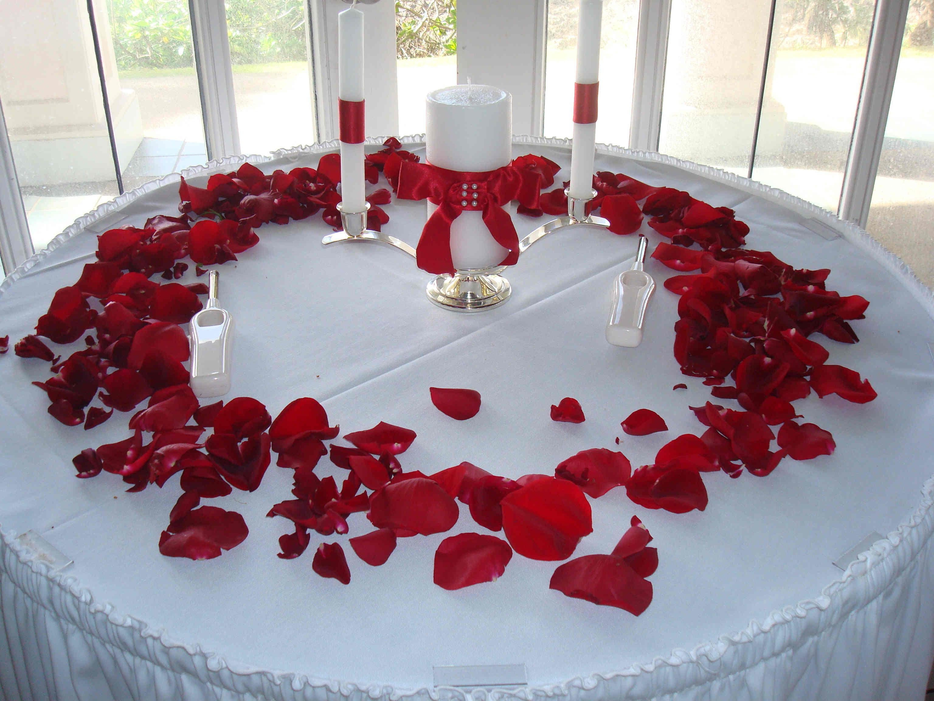 Resultado de imagen para Decoración con pétalos de rosas...