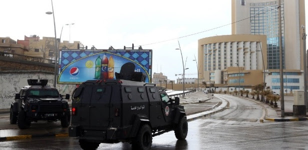 Forças de segurança da Líbia cercam o hotel Corinthia, em Trípoli