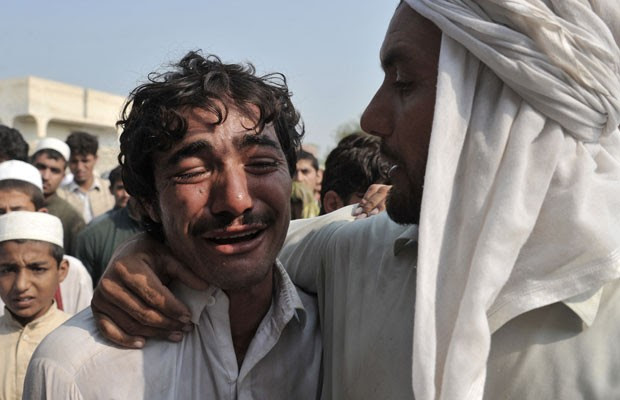 Homem afegão chora a morte de irmão, vítima de ataque aéreo da Otan na noite desta sexta-feira (Foto: Noorullah Shirzada/AFP)