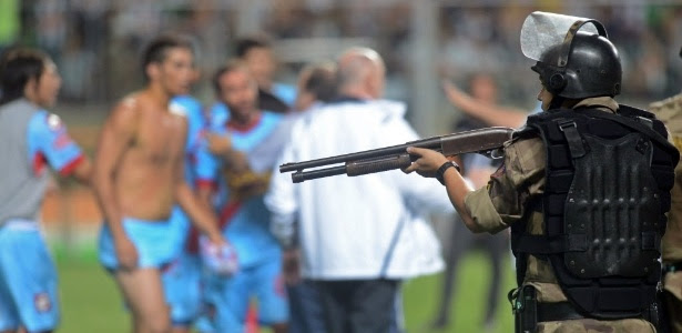 Policial aponta arma para jogadores do Arsenal durante confusão no Independência