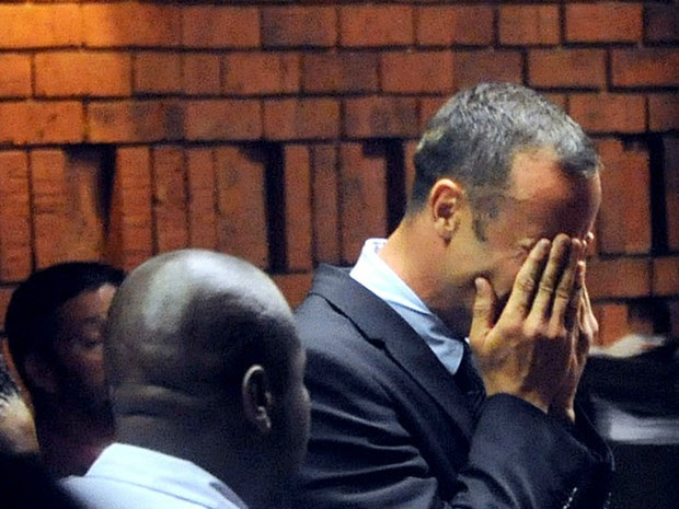 Pistorius chora nesta sexta-feira (15) durante audiência que o acusou formalmente pela morte de sua namorada. (Foto: Antoine de Ras/ AFP)