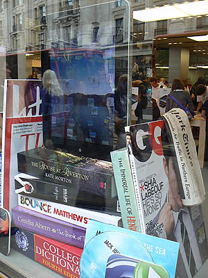 apple store vitrine.jpg