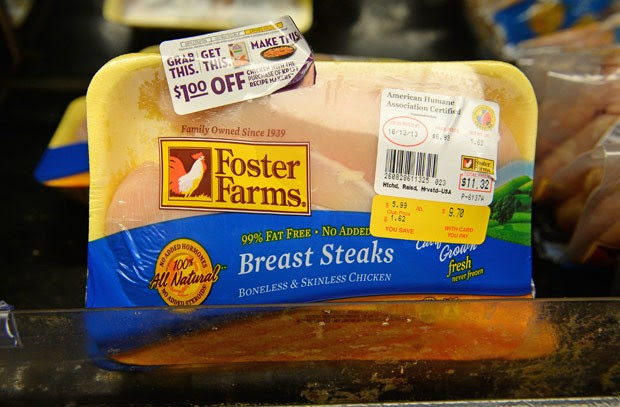  Frango da marca Foster Farms é vendido em mercado de Los Angeles, na Califórnia nesta terça-feira (8).  (Foto: AFP Photo/Robyn Beck)