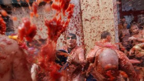 Miles se bañan en tomate en España