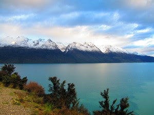Passeio começa com viagem de 40 minutos à beira do lago Wakatipu (Foto: Juliana Cardilli/G1)