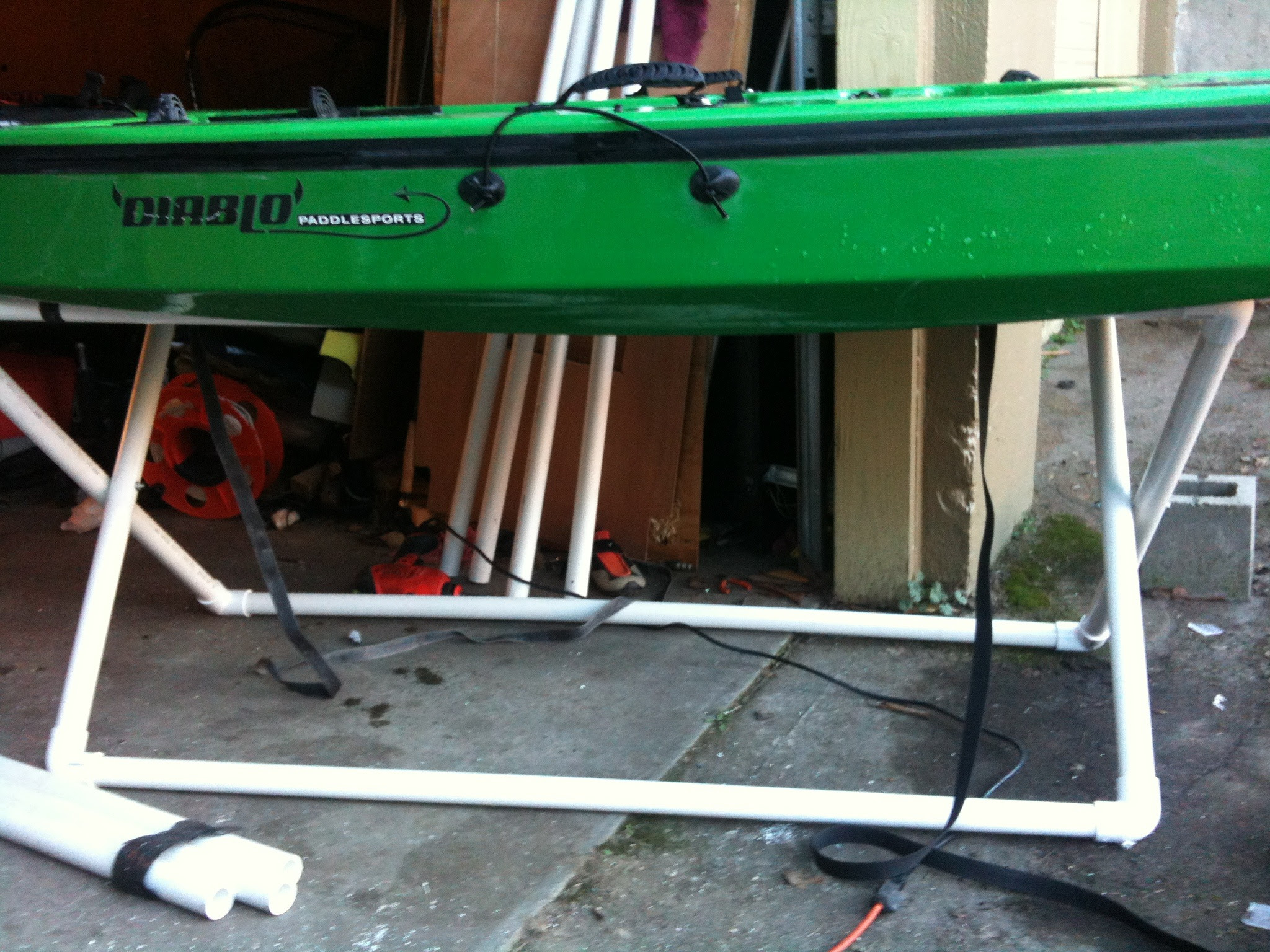  posted at http://yakfish.isaac-online.com/diy-folding-pvc-kayak-stand