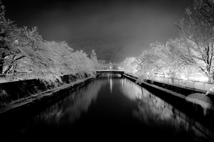 Canal looking a bit like cherry blossoms, the snow here reminds me of this -- Kyoto, Japan -- Copyright 2015 Jeffrey Friedl, http://regex.info/blog/ -- This photo is licensed to the public under the Creative Commons Attribution-NonCommercial 4.0 International License http://ift.tt/1faivrI (non-commercial use is freely allowed if proper attribution is given, including a link back to this page on http://regex.info/ when used online)