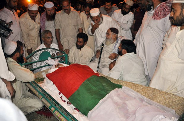 Parentes e partidários de Fakhrul Islam velam o corpo dele nesta quinta-feira (11) na cidade paquistanesa de Hyderabad (Foto: AFP)