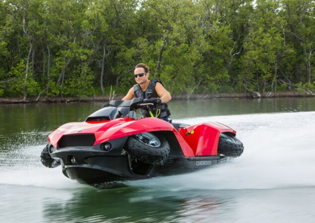 Quadski usa o motor de quatro cilindros da BMW K 1300, que produz 175 cv de potência máxima