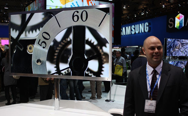 TV da Samsung tem 75 polegadas e exibe imagens em Full HD e em 3D.