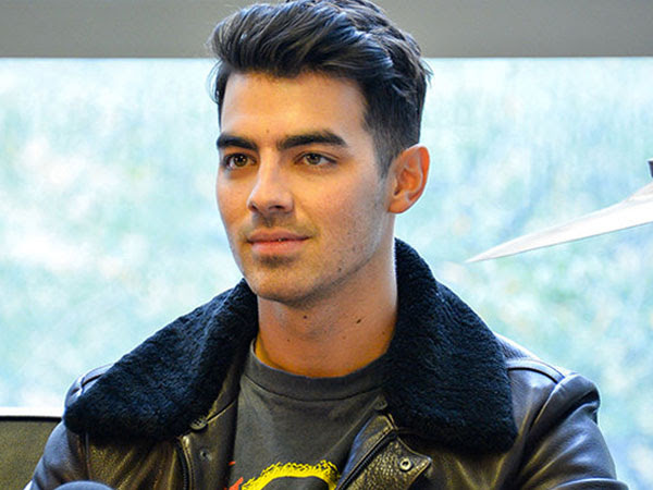 Datang Ke Pesta, Joe Jonas Pakai Jaket Bergambar Petai dan 