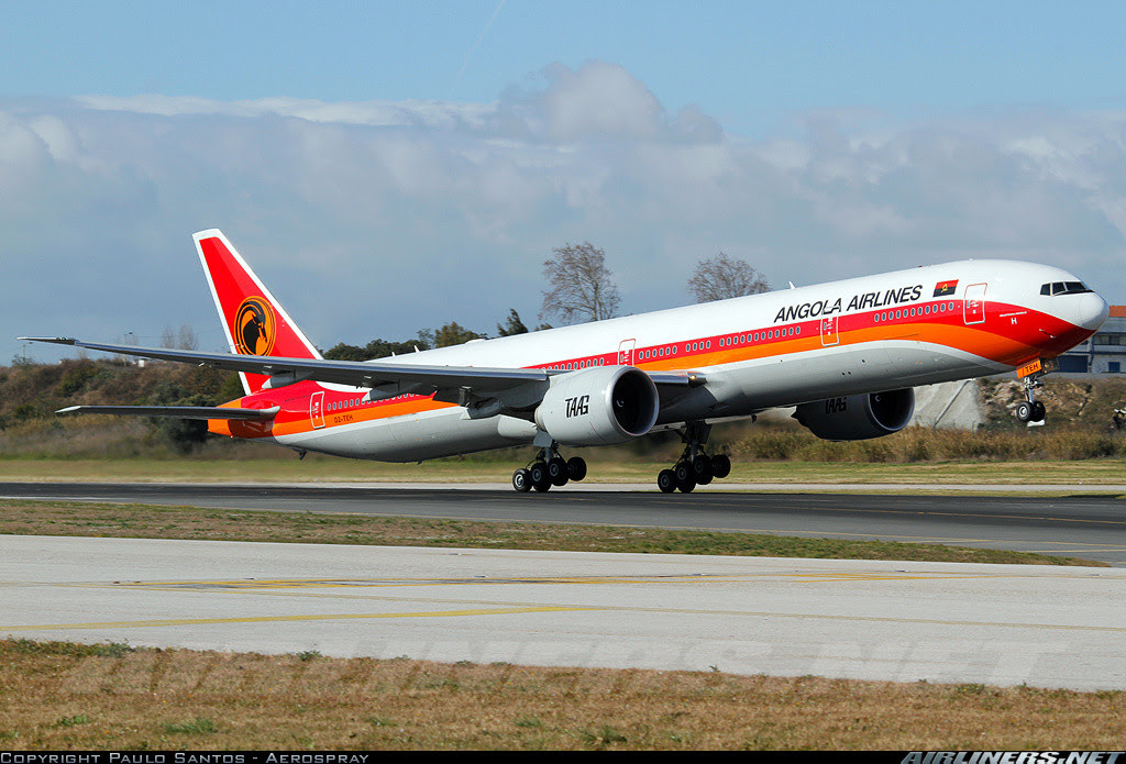 TAAG Boeing 777-300