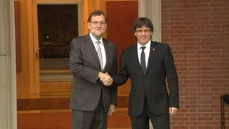 Imatge d'arixu de Rajoy i Puigdemont saludant-se a l'entrada de La Moncloa