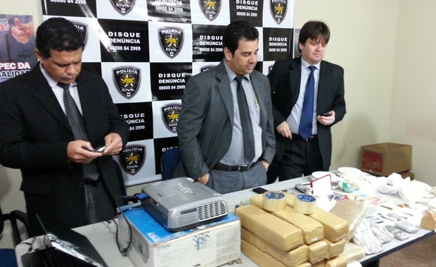 Delegados apresentam drogas apreendidas na operação em Natal (Foto: Jorge Talmon/G1)
