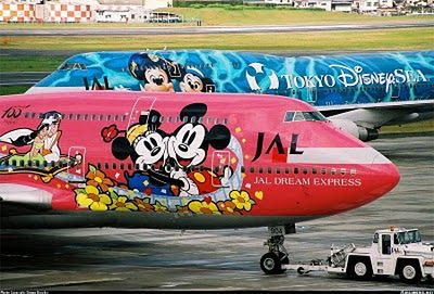アニメのキャラクターが塗装された飛行機の写真 まとめ フィストリア