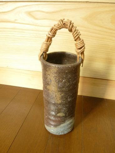 手付き花入れ 焼き締めの器で季節の彩りを