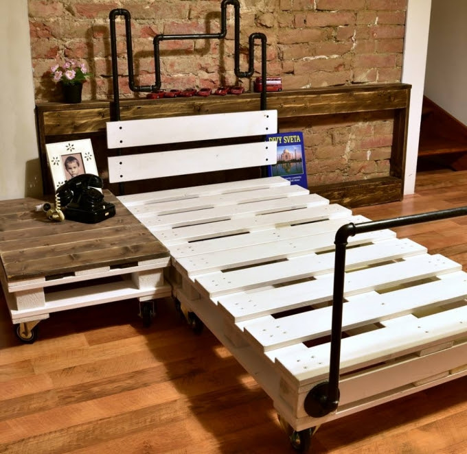 Reclaimed Wood Pallet Bed with Pipes | Pallet Ideas ...