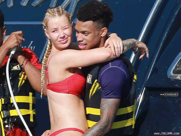 Ca sỹ Iggy Azalea tình tứ bên bạn trai mới LJay Currie tại Cabo San Lucas ngày 23/1 vừa qua