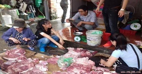 Chị Xuyến được nhiều người mua thịt ủng hộ sáng nay. Ảnh: Phạm Công