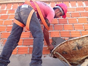 Empresas contratam profissionais na área da construção civil (Foto:  Fabiana Figueiredo/G1)