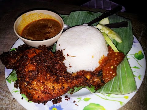nasi putih ayam goreng