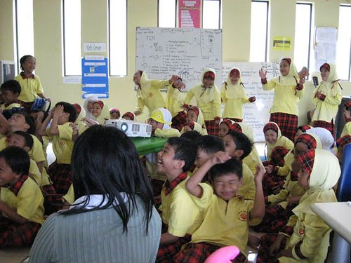 awassss planetnya mau nabrak.............. teriak para siswa yang diajak mengelilingi planet di Tata Surya menggunakan Celestia. Kredit : langitselatan