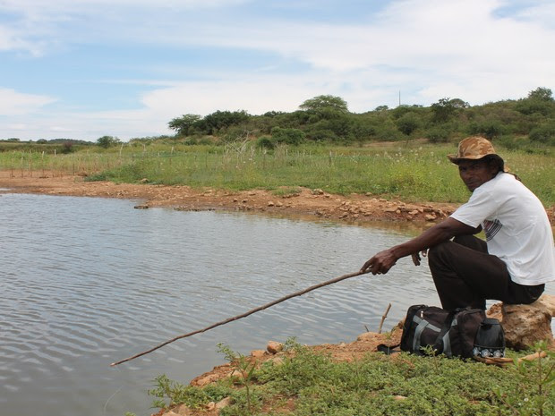 Agricultor tenta pescar em açude quase seco em Dormentes (Foto: Taisa Alencar / G1)