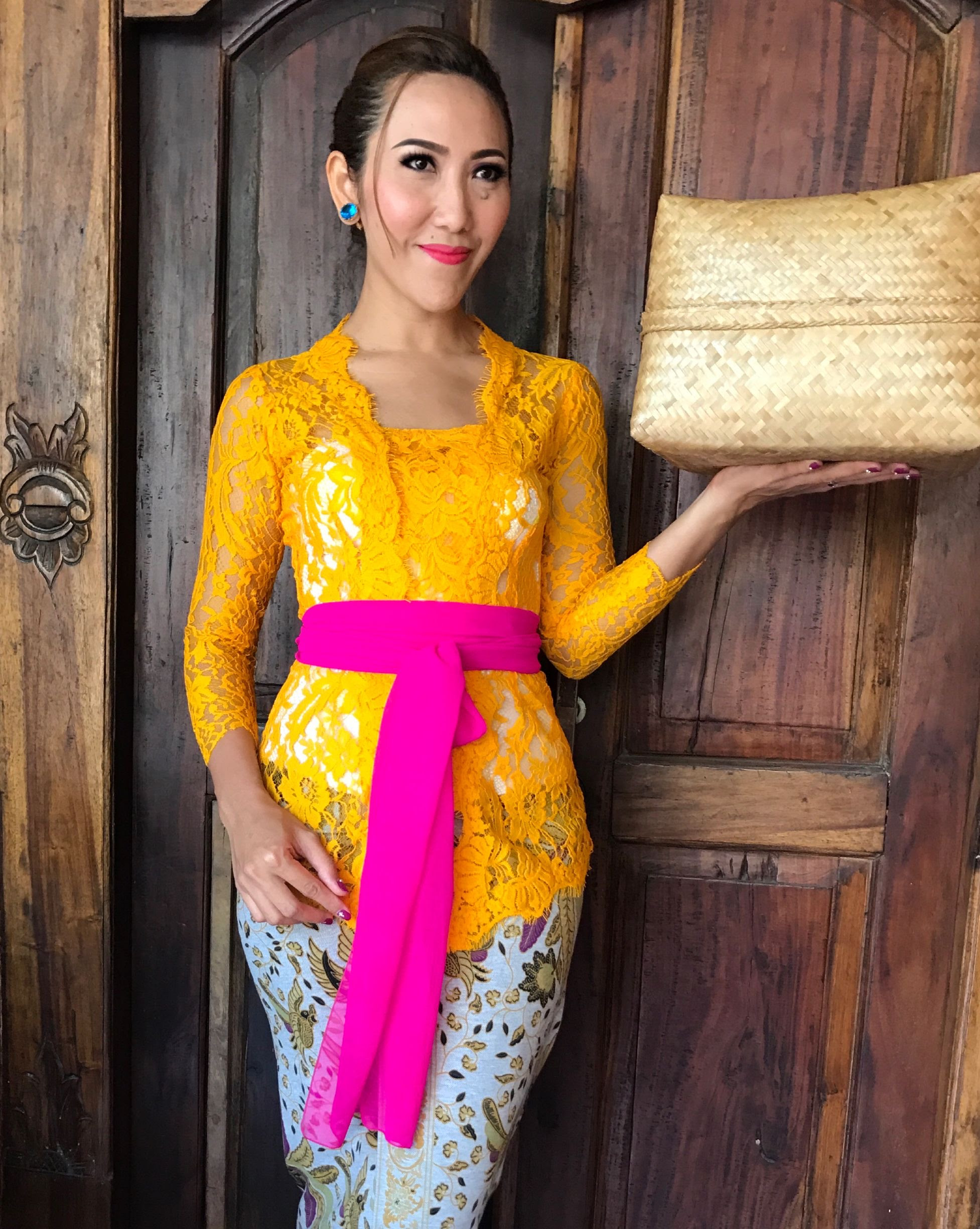 Model Kebaya Brokat Bali