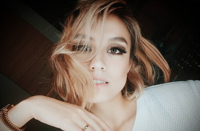 Netter heboh, Membahas cincin yang dipakai di jari manis Agnes Mo saat pamer rambut baru http://ift.tt/20kt43r - Berita Terkini Agnes Mo Terbaru Hari Ini -Agnes Monica kembali menghebohkan para penggemarnya di Instagram. Bagaimana tidak, penyanyi yang akrab disapa Agnes Mo itu baru-baru ini pamer potongan rambut baru dengan warna yang cukup mencolok. 