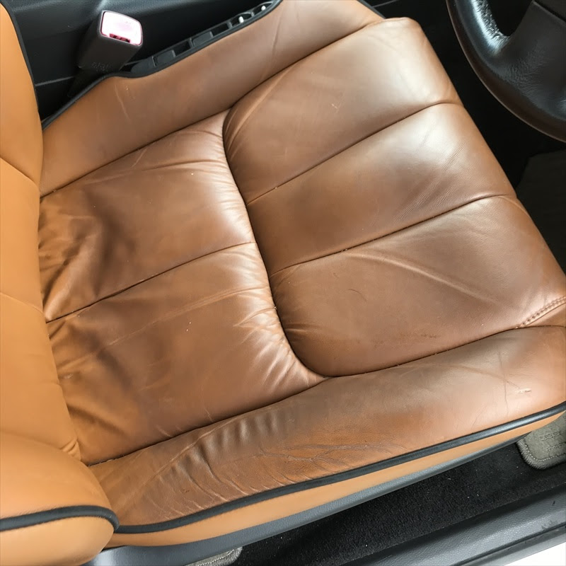 茶色い本革シートも汚れると目立つので当店でクリーニング 日産ステージア 千葉県の車内クリーニングなら当店へ トータルリペアイーサン