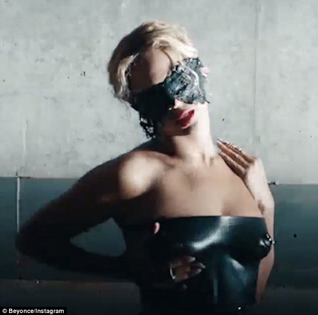 Risque: Beyonce criou 17 looks diferentes vídeos que acompanham as faixas do álbum 