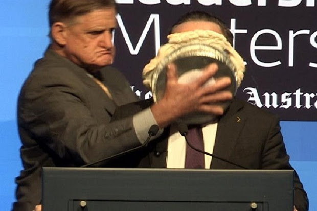 Wajah Joyce ditimpuk kue (Sindonews.com)