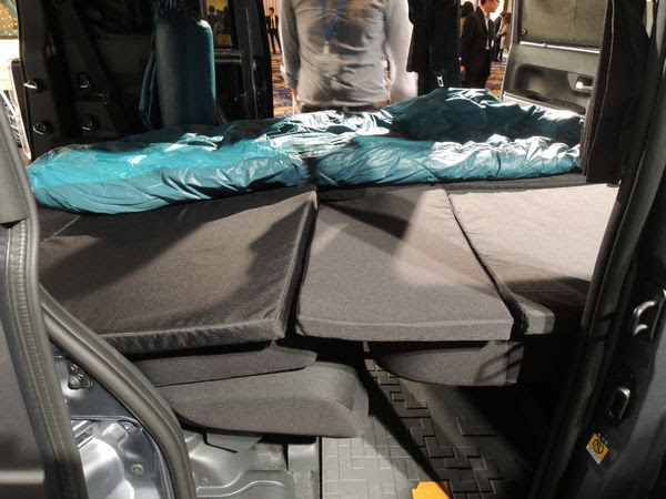 ダイハツ ウェイクに車中泊するとこんな感じだ Move About