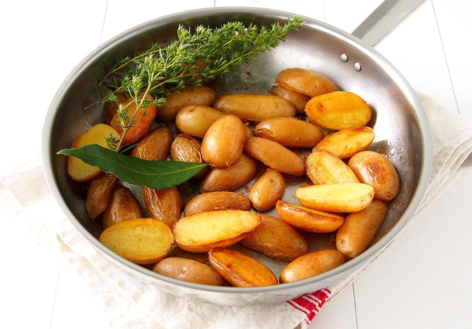 Poelee De Pommes De Terre Avec La Peau Tres Parfumees Et Petites Considerations Sur La Cuisson Avec L Inox Grelinette Et Cassolettes