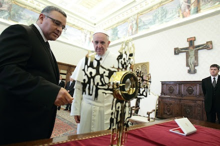 Pope Francis and President Mauricio Funes Cartagena of El Salvador inspect the reliquary (Photo: CNS)