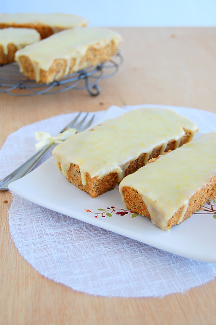 Honey poppy seed cakes with orange icing / Bolinhos de mel com sementes de papoula e cobertura de laranja