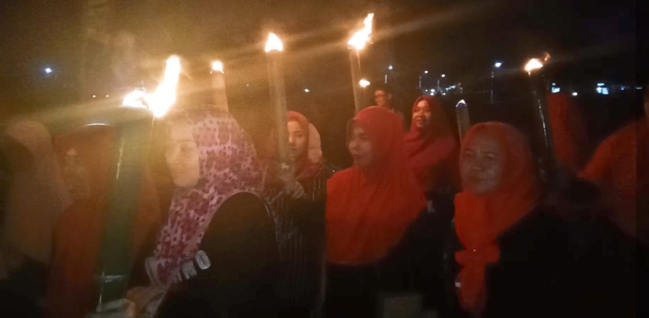 Warga Kompleks Metro Cilegon Tumpah Ruah Ikuti Pawai Obor Tahun Baru