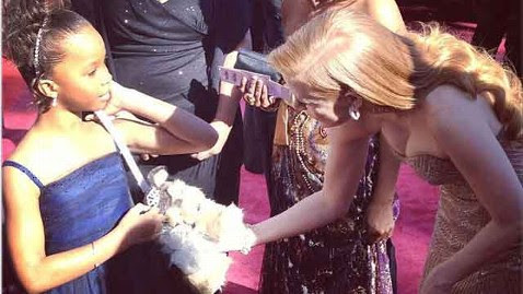Quvenzhane Wallis shows puppy purse to Jessica Chastain ht quvenzhane chastain kb 130224 wblog Oscars 2013: Academy Awards Live Updates