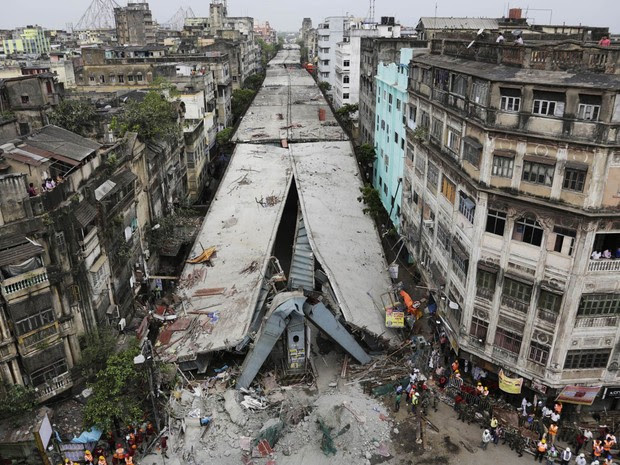 Vista geral do elevado em construção que sofreu um desabamento de parte da sua estrutura e deixou ao menos 30 mortos em Calcutá, na Índia. Uma seção de cerca de 100 metros do elevado despencou no bairro de Bara Bazaar (Foto: Bikas Das/AP)