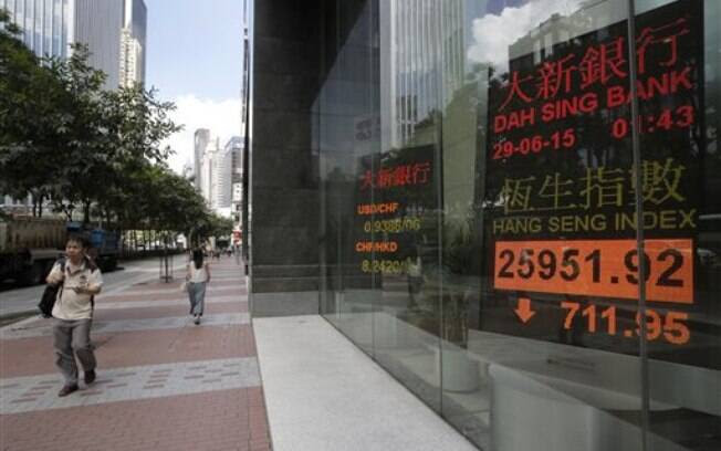 Painel mostra queda na bolsa de Hong Kong em razão da crise grega. Foto: Vincent Yu/AP - 29.6.15