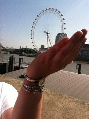 Eye got the whole world, in my hand