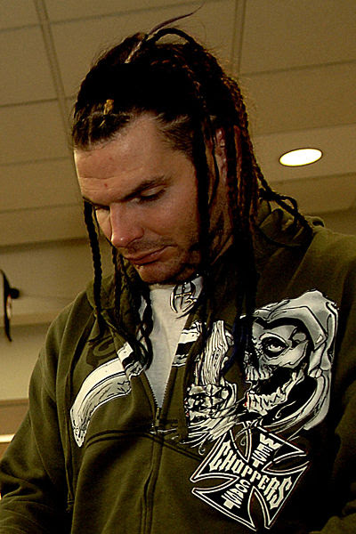 Jeff Hardy en una firma de autógrafos en la Charleston Air Force Base, S.C. (2006) / Photo by Airman 1st Class Nicholas Pilch