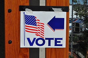 Señalización de lugar de votación en Californi...