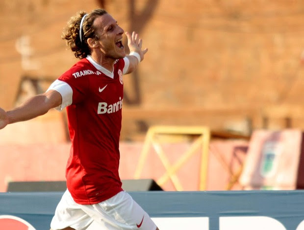 Forlan internacional gol flamengo (Foto: Wesley Santos / Agência Estado)